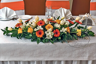 Яркая цветочная композиция на свадьбе